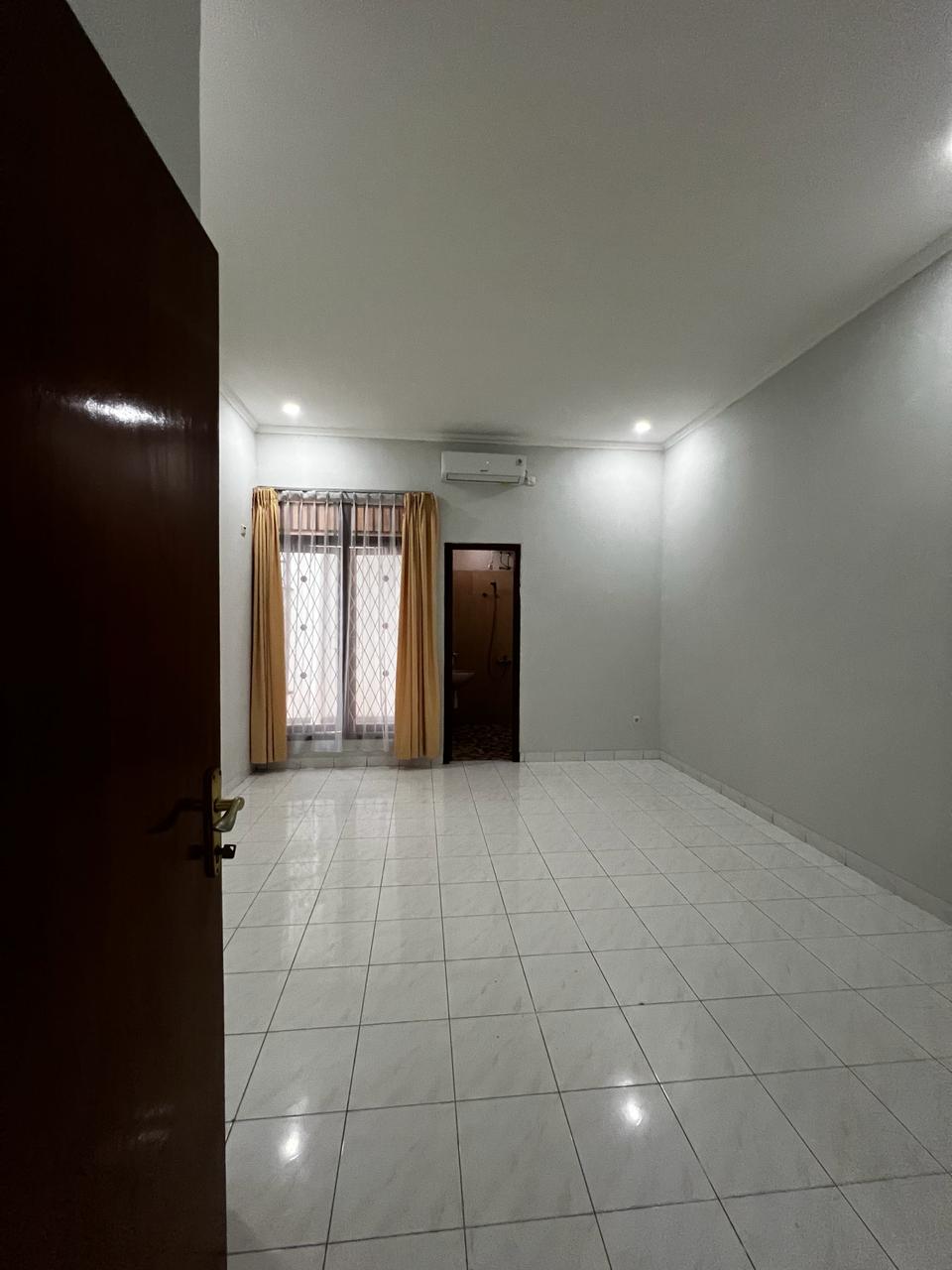 Ejde.Rumah di Sewakan Semi Furnish di Kemanggisan, Jakarta Barat